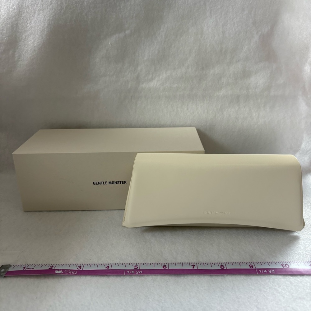 GENTLE MONSTER Cream Sunglasses Case